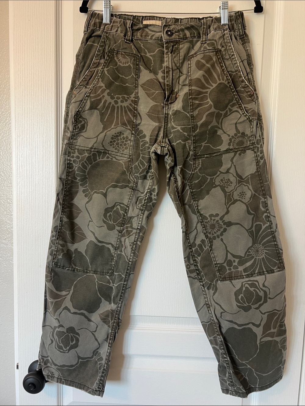 Pilcro The Roamer olive Floral Cargo Pants size 28P